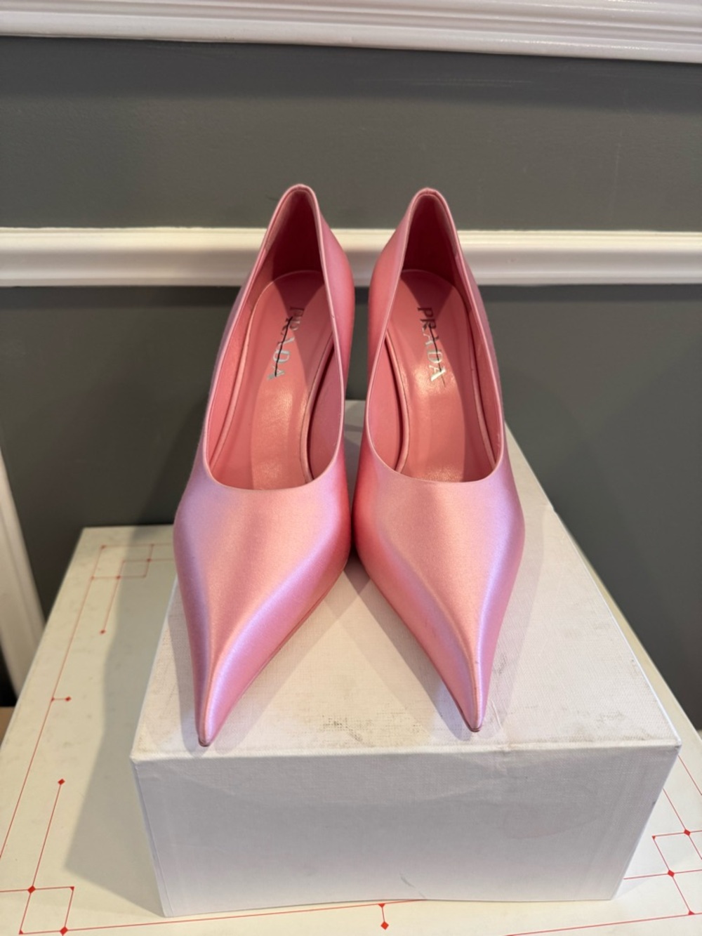 $1375 PRADA
Satin Pointed-Toe Heels 85
 size 39